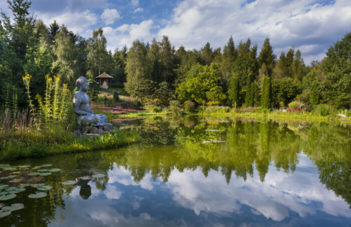 Nepal Himalaya Park von Heribert Wirth, Wiesent, Bayern, Germany Nepal Himalaya Park, bestehend aus buddhistischer Stupa und hinduistischem Pavillon. Großer See mit Buddha-Figur um Grünen.