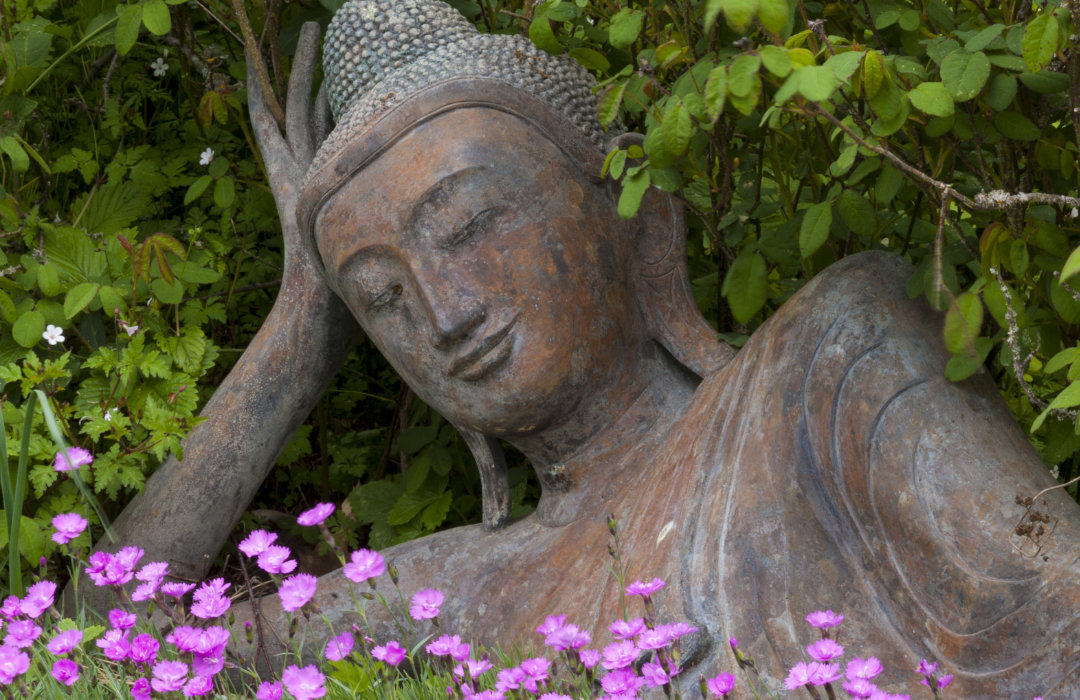Nepal Himalaya Park von Heribert Wirth, Wiesent, Bayern, Germany Nepal Himalaya Park, bestehend aus buddhistischer Stupa und hinduistischem Pavillon. Nahaufnahme liegender Buddha aus Bronze in einem Blumenbett.