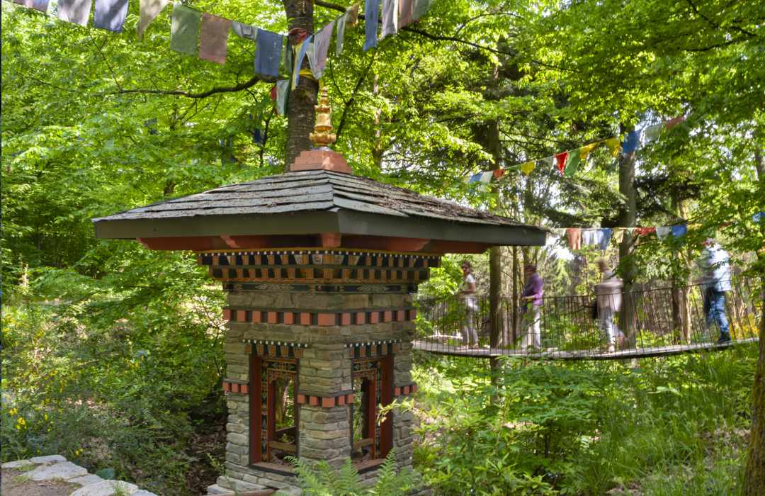 Nepal Himalaya Park von Heribert Wirth, Wiesent, Bayern, Germany Nepal Himalaya Park, bestehend aus buddhistischer Stupa und hinduistischem Pavillon. Wasserbetriebende Gebetsmühle mit Brücke im Hintergrund.